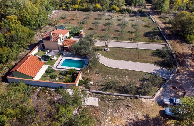 Lovely home in Desne with kitchen