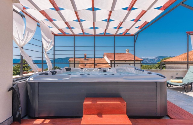Lovely home in Pinezici