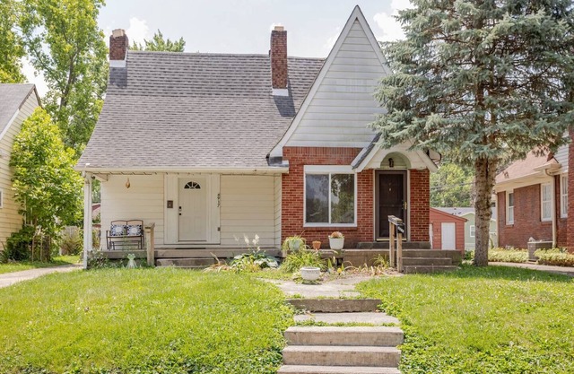 Lovely homey pad near Irvington with huge sofa, electric fireplace & porch swing