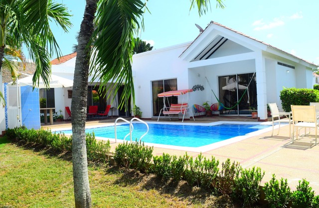 Lovely house in Carmen de Apicalá, Colombia, pool, condominium, bbq, green zones