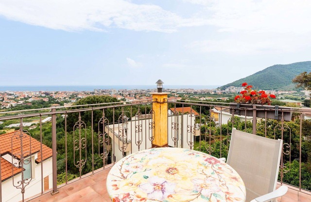 Lovely apartment in villa for 5 people with A/C, pool, WIFI, balcony, pets allowed and parking