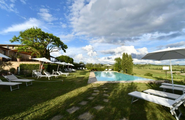 Lovely apartment for 4 guests with A/C, pool, WIFI, TV, pets allowed and parking, close to Siena