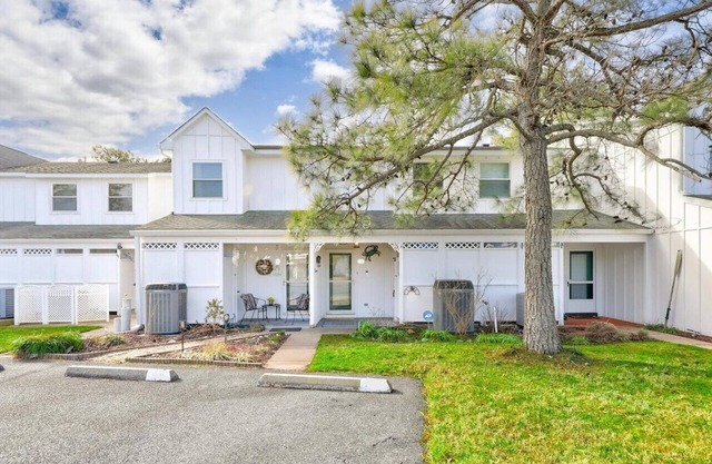 Lovely Mallard Lakes townhome, minutes from Fenwick and OC beaches.