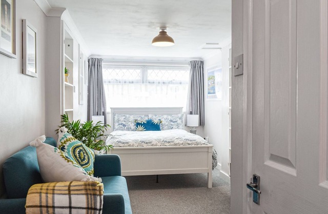 Lovely quaint property very close to the beach, ideal for a romantic weekend or week by the beach.