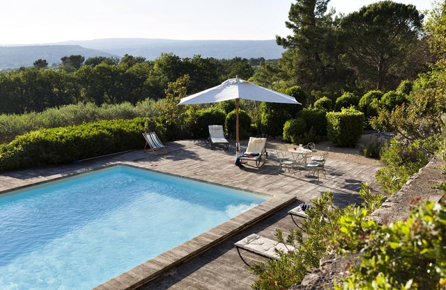 Lovely quite house in Provence/Luberon with large pool, views and gardens