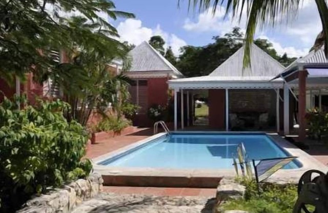 Lovely, romantic cottage in safe Terres Basses tucked away in private setting.
