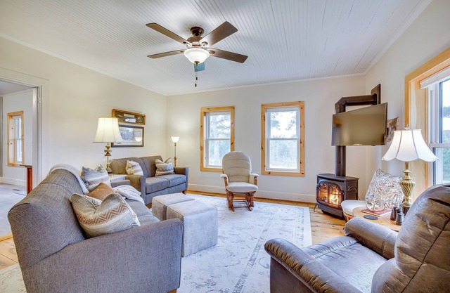Lovely Rural Hixton Farmhouse w/Porch & Fire Pit!