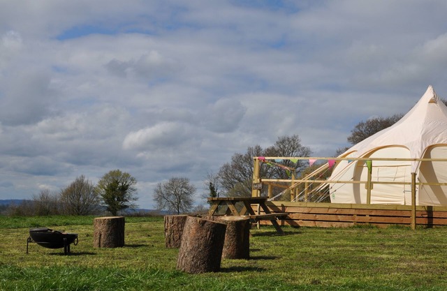 Lovely spacious lotus bell tent in Shaftesbury, UK