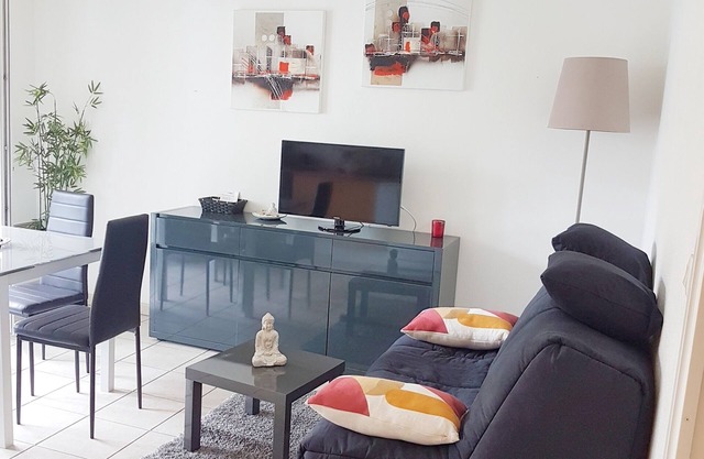 Lovely T2 ground-floor apartment with all comforts. Design, secure-pool- private parking.