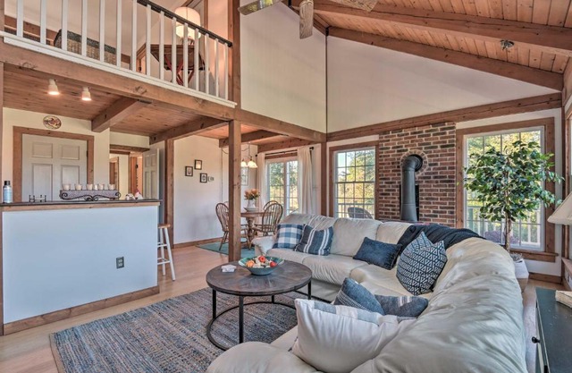 Lovettsville Cottage in Heart of Wine Country