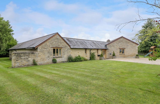 LOWER FARM BARN, pet friendly, luxury holiday cottage in Bampton
