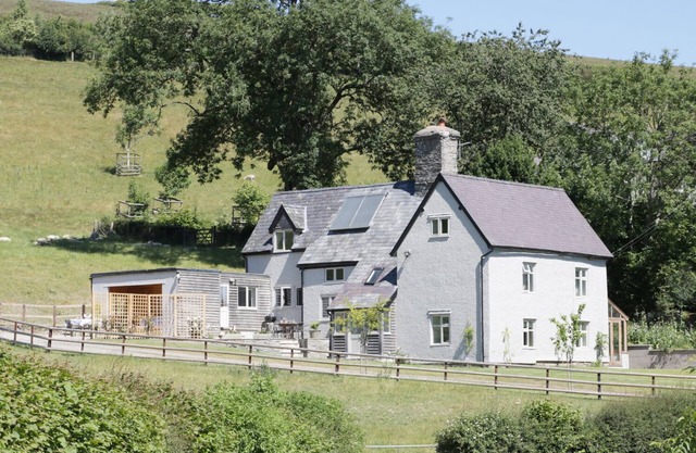 LOWER HODRE, pet friendly, with hot tub in Bucknell