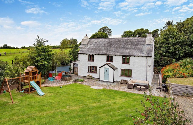 Lower Pengelly - Five Bedroom House, Sleeps 9