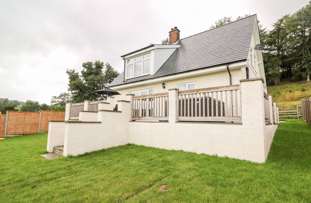 LOWER PENTRE, family friendly, with hot tub in Llandrindod Wells