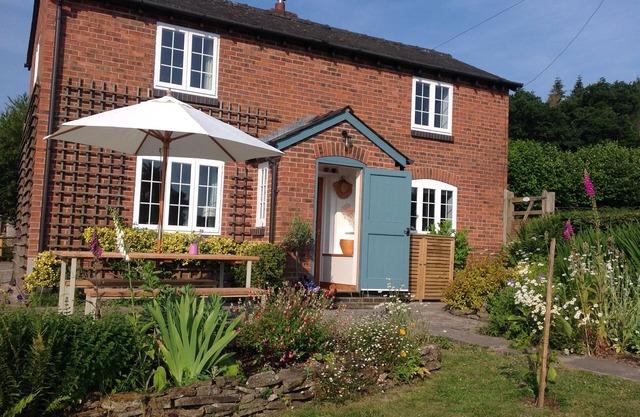 LOWER WOODEND COTTAGE, family friendly in Bircher Common