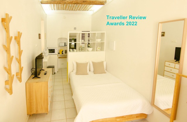 Luberon - Elegant Private/Privé Studio with aircon/clim - free wifi
