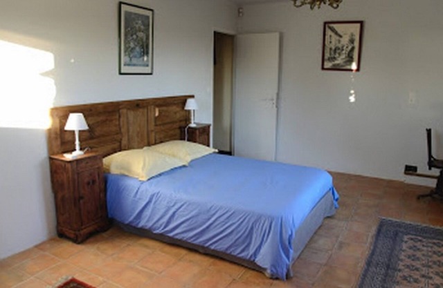 LUBERON room with independent access, on the 1st floor of a village house