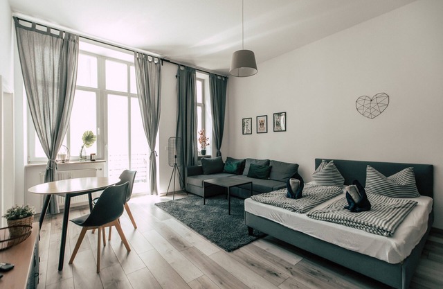 Luga Homes - Gewandhaus - Industrial Studio mit Küche und Balkon