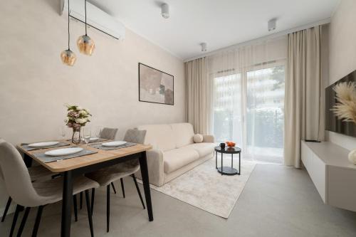 Luksusowe Apartamenty w Centrum Wrocławia Blisko Parku z Klimatyzacją w Salonie by Noclegi Renters