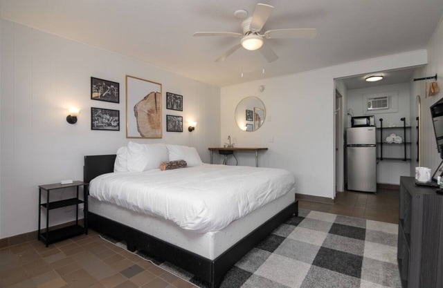 Lumber Jill Lodge #18 – Cozy King Room