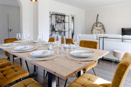 Lumen Homes - Design-Apartment nahe Audi und Altstadt, 3 Zimmer, über 100 m2, Balkon