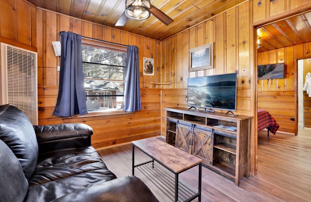 Lupine Lakeside Family Cabin at Shore Acres Lodge