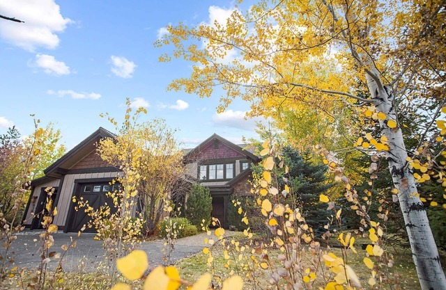 Lux 4 Season Spacious Retreat! River Lodge w/Pool, HotTub, & Gym! High End Furnishings Throughout!