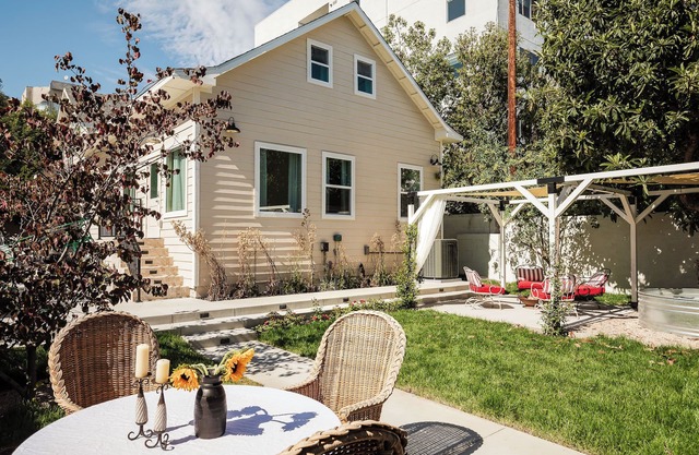 LUX Marvelous 4-bedroom house in Los Angeles with Private Gate and Patio