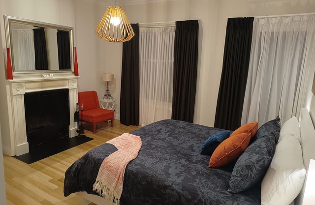 Lux Modern Minimalist Getaway, King, Open Fire, River Access/Views in Township.