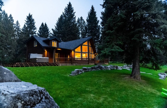 Lux Riverfront cabin w/Hot Tub & Sauna