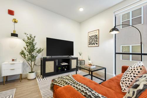 LUX Studio King Bed Gym Free Parking