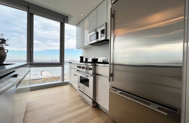 Luxe 2 bedroom apartment in Midtown - 24 hour doorman