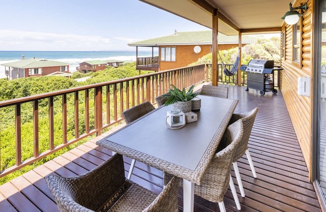 LUXE Beach House - STUNNING Sea Views - Beach 3min WALK - Heart of GARDEN ROUTE