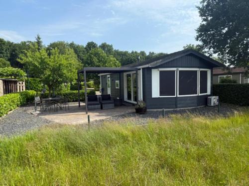 Luxe chalet met uniek vrij uitzicht op rustig park in Papenvoort DRENTHE
