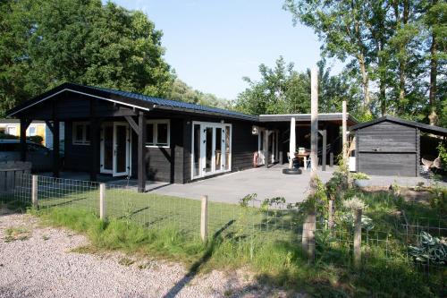 Luxe en ruim chalet met airco bij Leekstermeer