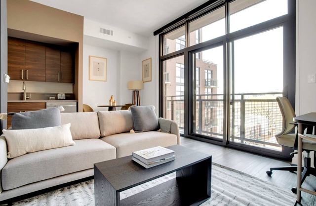 Luxe H Street Studio w/Rooftop Pool & Gym, walk to Metro, by Blueground