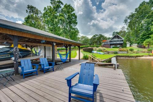 Luxe Lake Sinclair Living Private Dock and Beach!