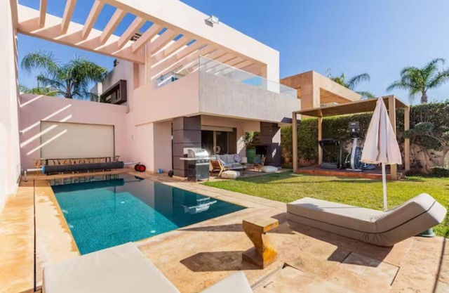 Luxe Retreat Villa: 4 Bedroom Villa on Golf Course. Pet Friendly!