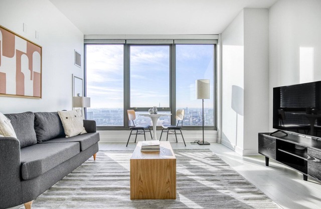 Luxe West Loop 1BR w/Pool, Coworking & Gym, 1 block to L, by Blueground