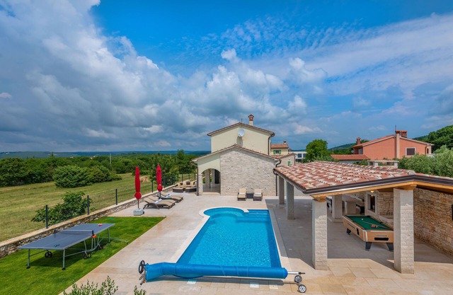 Luxuriöse Villa mit Beheiztem Pool, 2km zum Strand