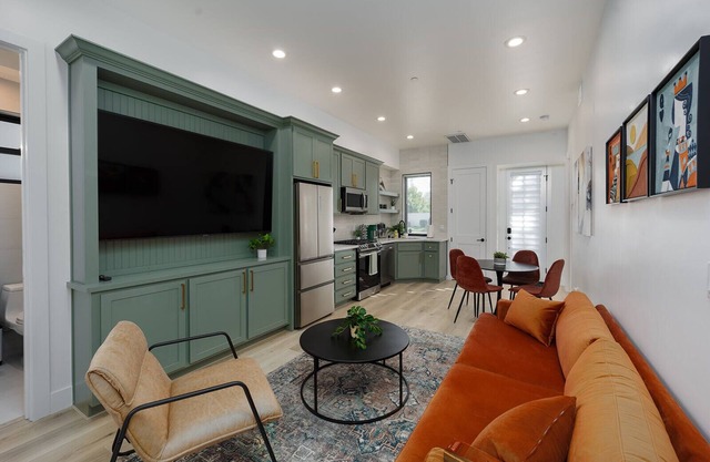 Luxurious 2BR Condo in DT Sac w/In-Unit Laundry