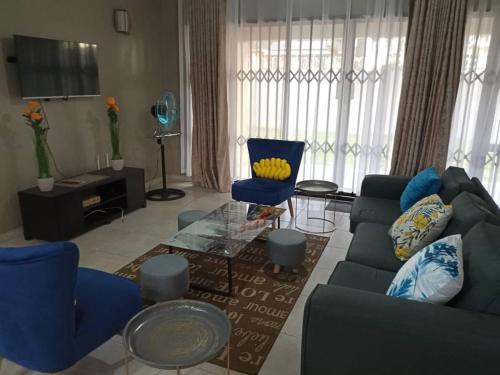 Luxurious 3 bed house modern open plan- borehole - 2046