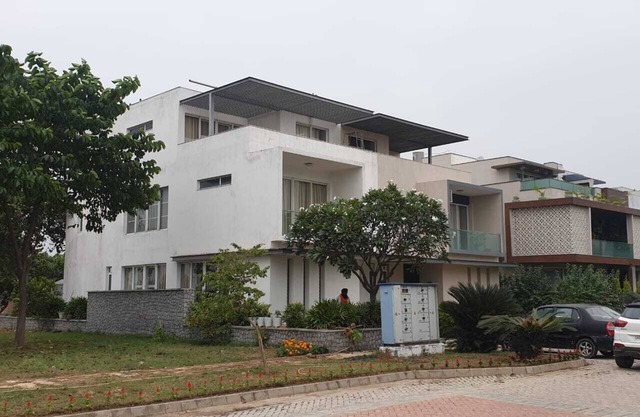 Luxurious 4 Bhk Villa near Lake shore