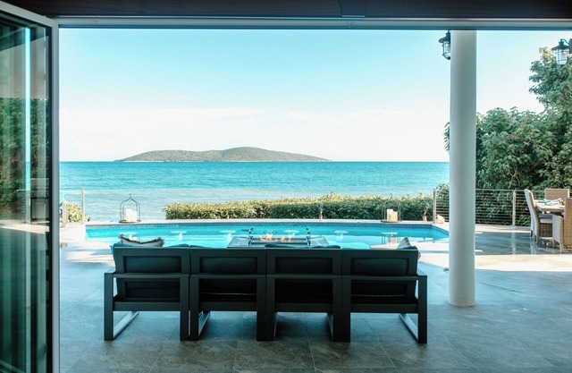 Luxurious 5-bedroom villa Ocean Front, BEACH ACCESS