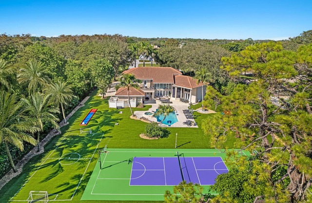 Luxurious 7-Bedroom Villa with Pool & Games