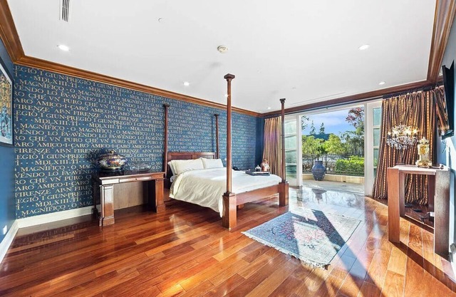 Luxurious 9-bedroom estate in Beverly Hills with WiFi, AC, fitness room