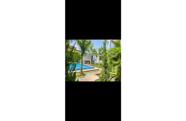 Luxurious and comfortable 4 bedrooms house with a pool view bedroom