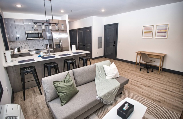 Luxurious and Spacious Apt with King Bed and Free Indoor Parking-20 Min to NYC