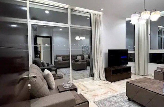 Luxurious Apartment Sea View شقة فارهة على البحر