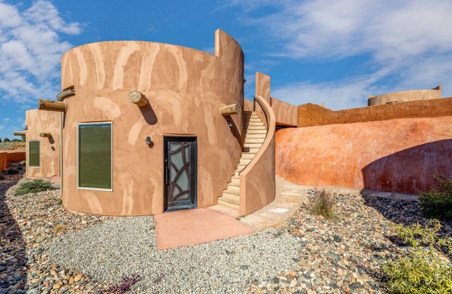 Luxurious Cliff Dwelling W/hot tub and King Bed ADA accessible